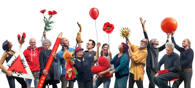 Fotomontage des KunstWerkWege-Teams vor weißem Hintergrund, alle halten rote und gelbe Gegenstände in die Luft.