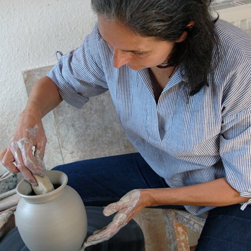 Clauda Friedrichs formt eine Keramik-Vase.