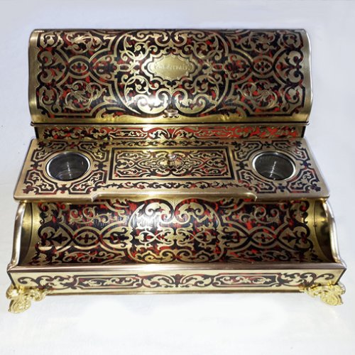 Antiquiertes Möbelstück mit schnörkeligen Blattgold-Verzierungen.